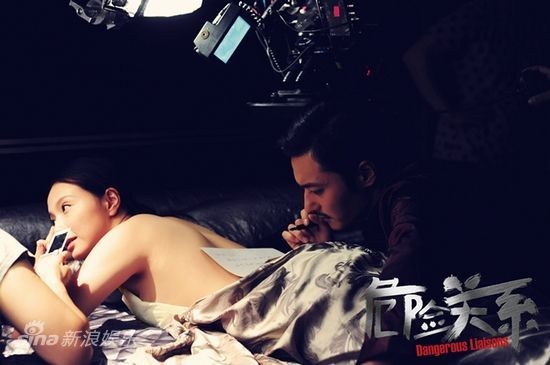 Bộ phim "Dangerous Liaisons"với sự góp mặt của dàn sao: Chương Tử Di (ảnh), Trương Bá Chi và Jang Dong Gun (ảnh) sẽ chính thức ra rạp vào ngày 27 tháng 9 tới. Mới đây một loạt các cảnh quay nóng bỏng đã được hãng phát hành phim bất ngờ công bố. Nổi bật nhất là cảnh quay Jang Dong Gun viết bức thư tình trên tấm lưng trần của Chương Tử Di.